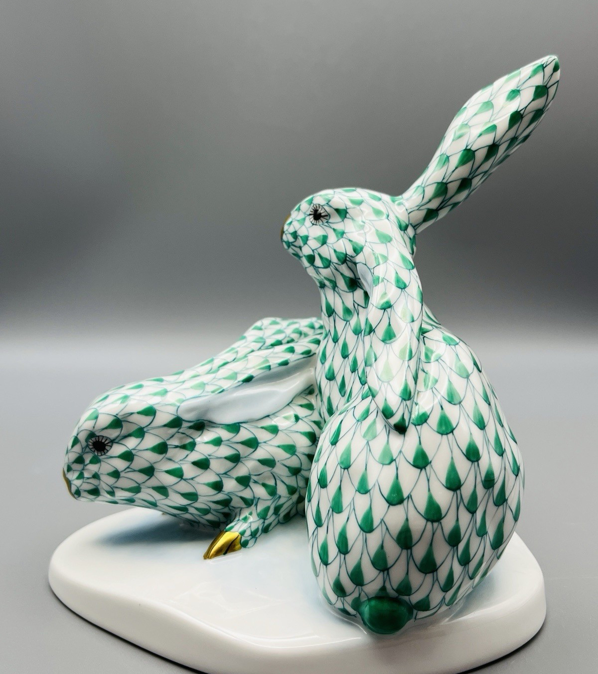 Herend Figurine larger Bunny / Rabbit Pair – Green Fishnet