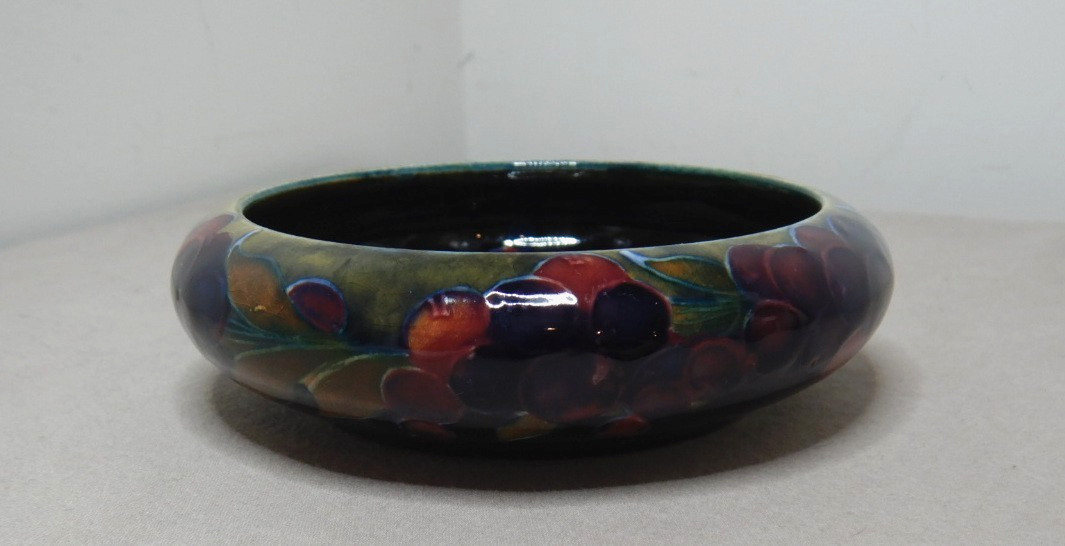 ANTIQUE WILLIAM MOORCROFT SMALL POMEGRANATE BOWL 11cm DIAMETER 3cm DEEP