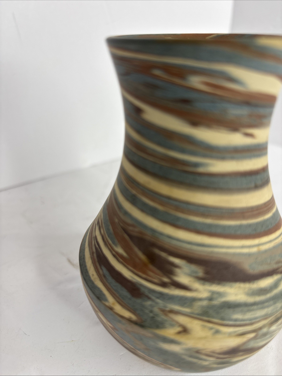 EARLY (1910- 1915) NILOAK 4 1/4” TALL FIVE COLOR MISSION SWIRL VASE BOTTOM STAMP