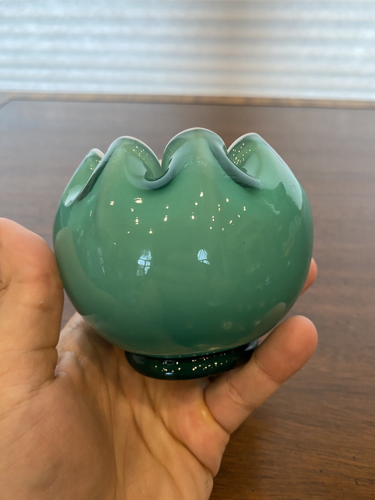 BEAUTIFUL VTG Green/White Cased Glass Rose Bowl Vase W/Crimped Rim 3.5″H