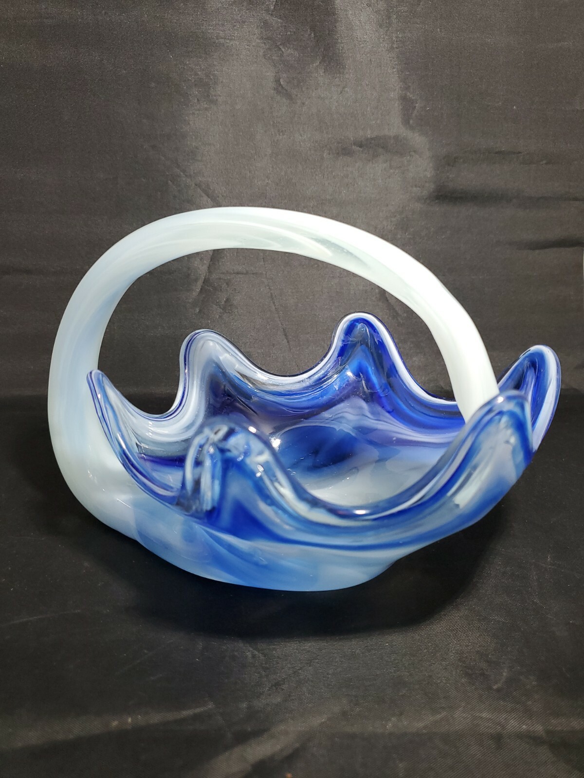 ART GLASS BLUE AND WHITE OPALESCENT SWIRLED BASKET