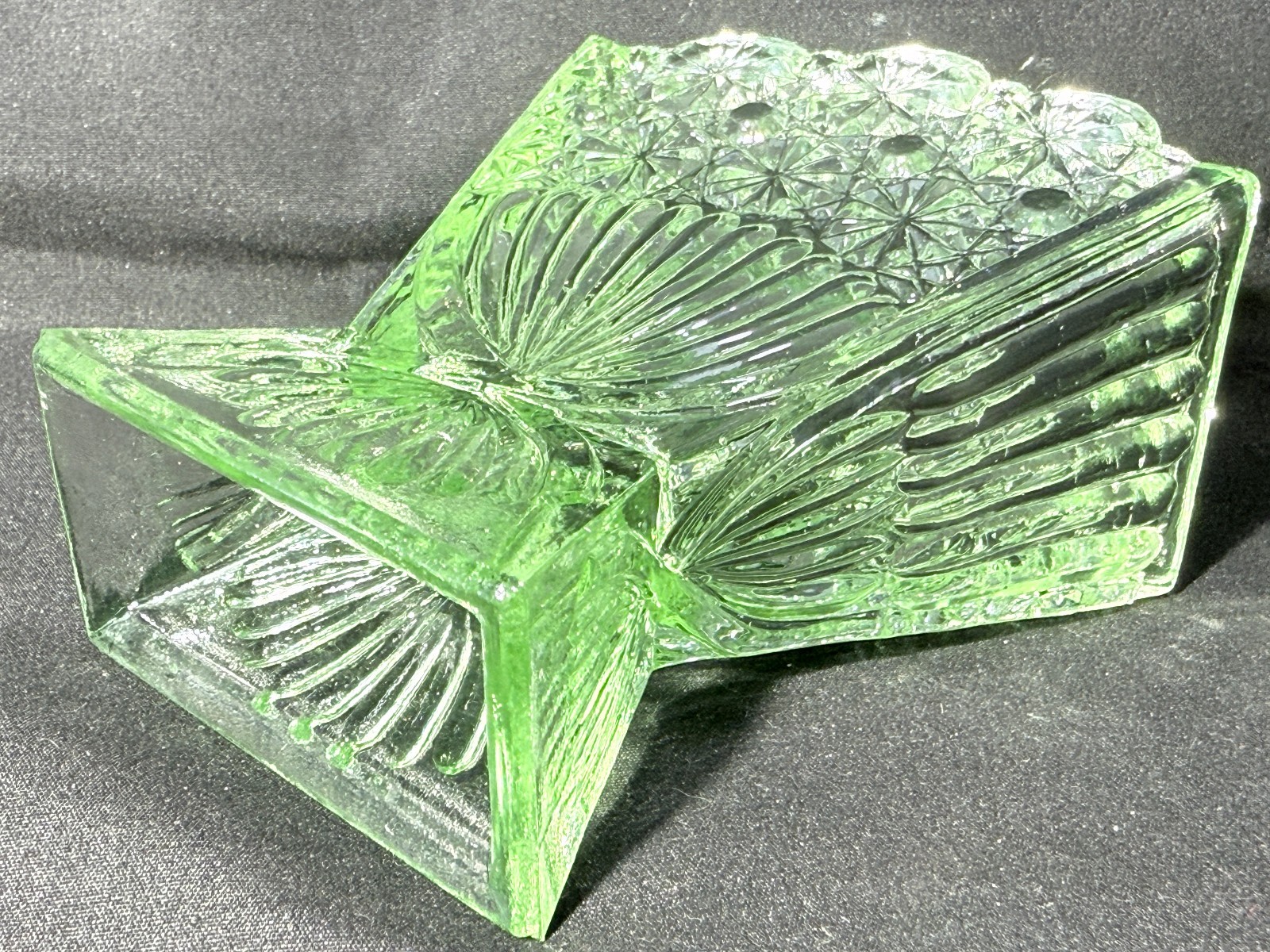 Green Vaseline glass Daisy & button pattern flower fan bud vase uranium selenium