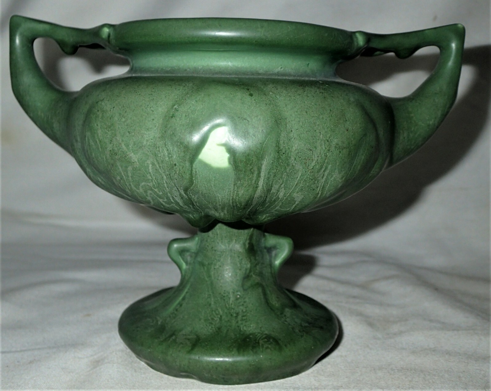 ANTIQUE HAMPSHIRE ARTS & CRAFTS POTTERY MATTE GREEN MISSION CHALICE URN VASE N.H