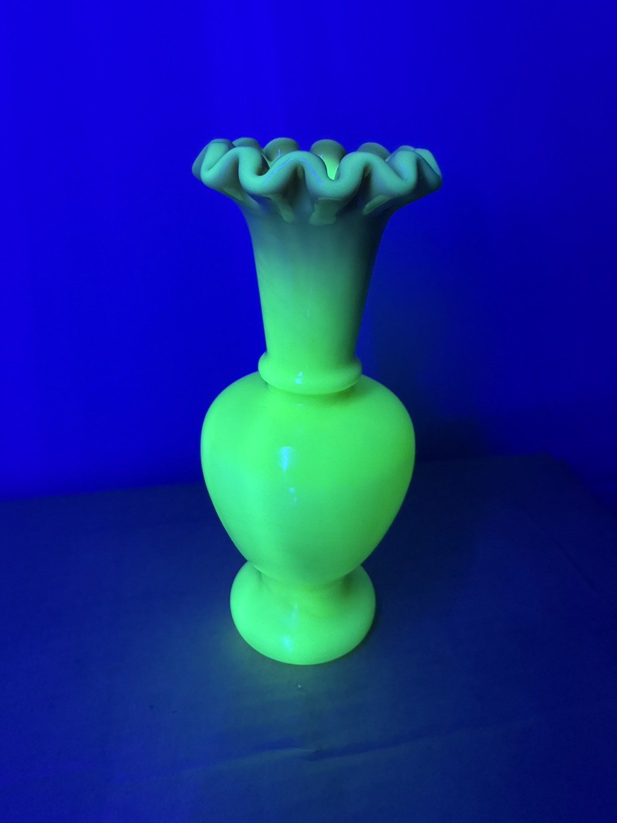 Vtg Fenton Glossy Burmese Vase Custard Pink Glass Uranium Vaseline Glow 6.25” T