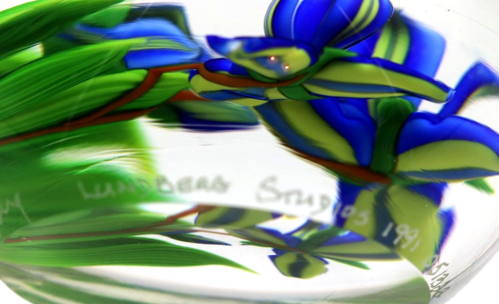 BEAUTIFUL Large STEVEN LUNDBERG Bloomed IRIS FLOWERS Art Glass Paperweight
