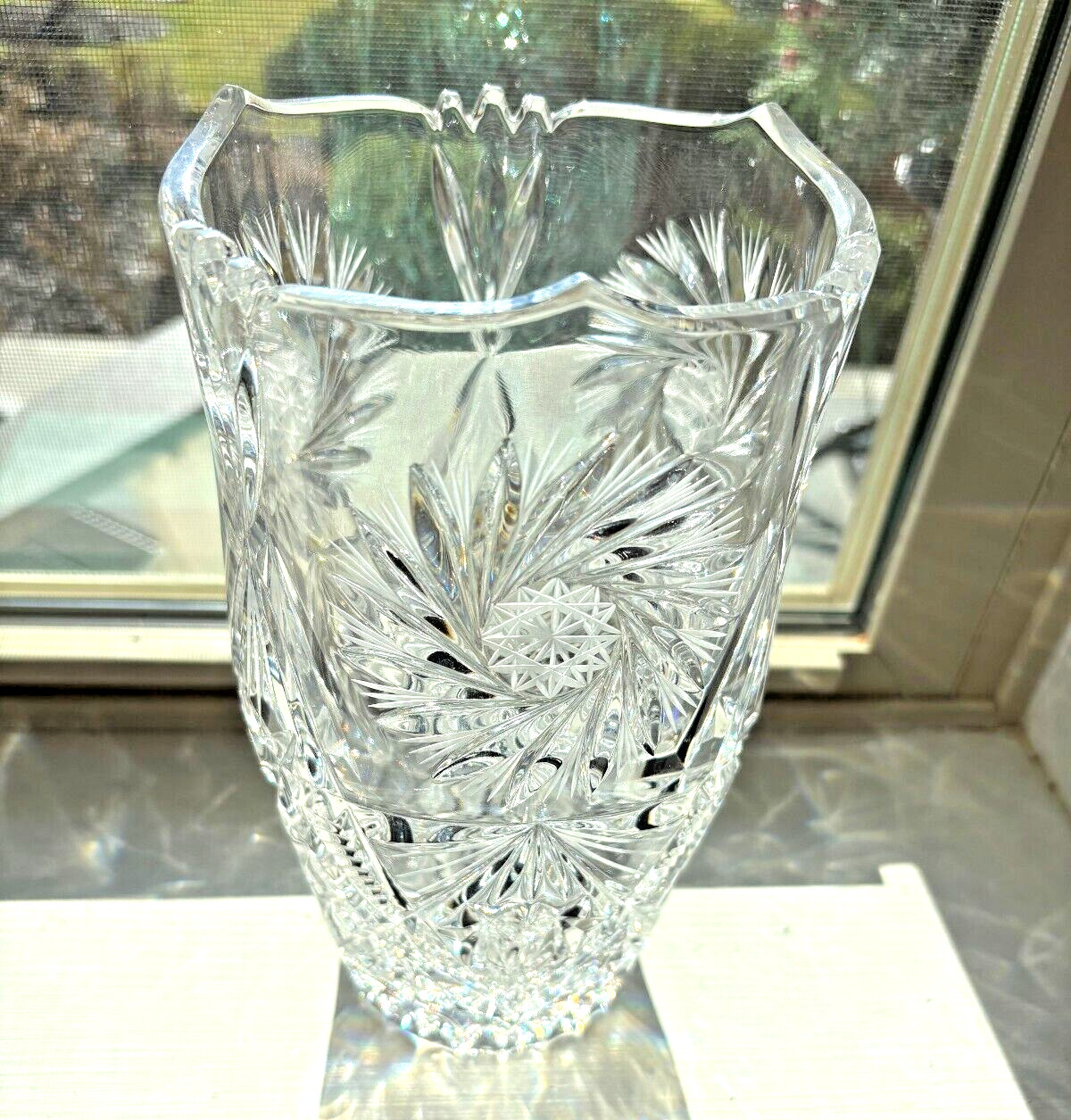 8.75″ Vtg BOHEMIAN Cut Lead Crystal Vase, Sawtooth Rim Pinwheel, Starburst, EUC