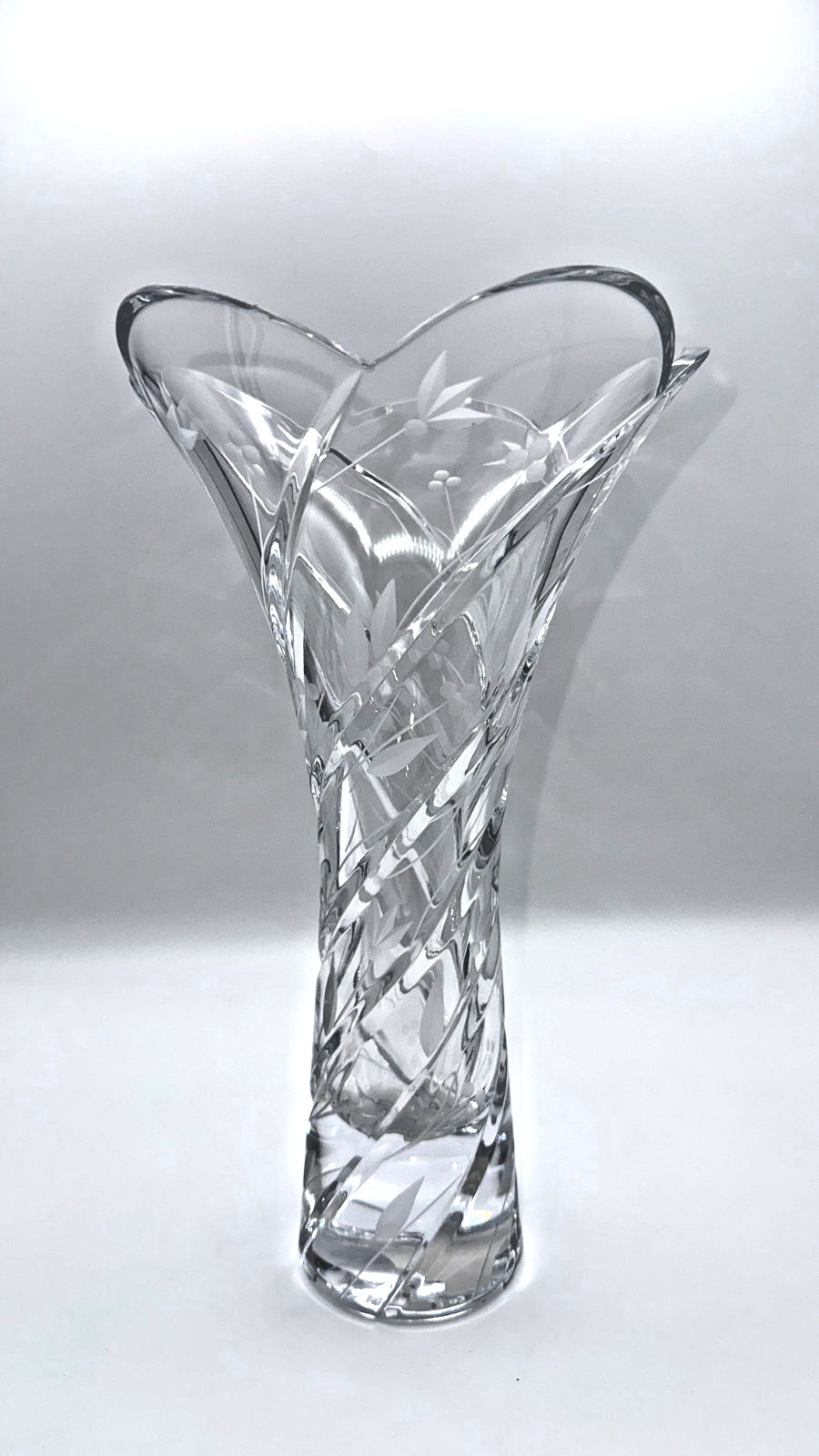 Mikasa PARK PLACE Trumpet Crystal VASE 11″ Engraved Floral Petal Top Flared Vtg