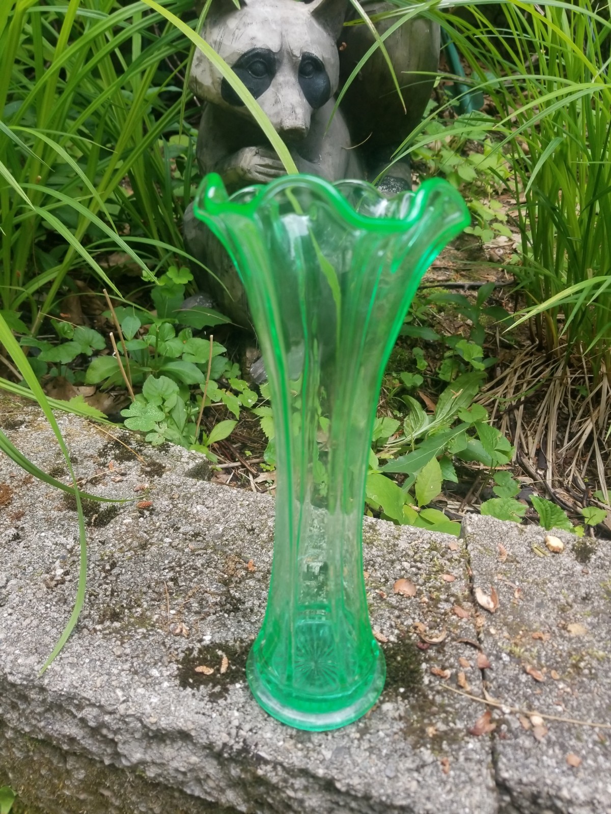 Vintage Uranium Glass Green Vase 10.5″ Ribbed Stretch Swung UV Glow Ruffled Edge