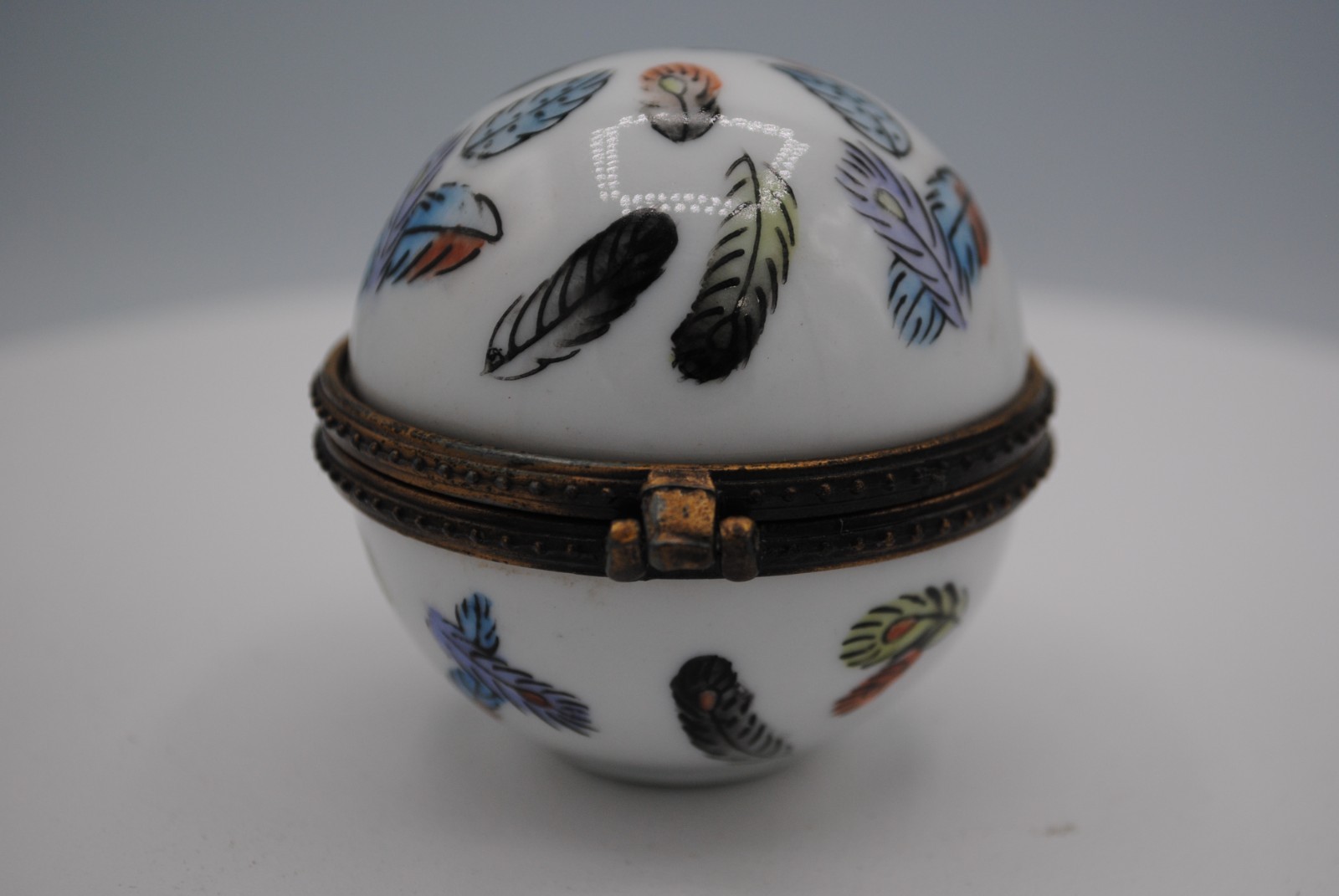 Porcelain Trinket Box – Peint Main – Unusual Find