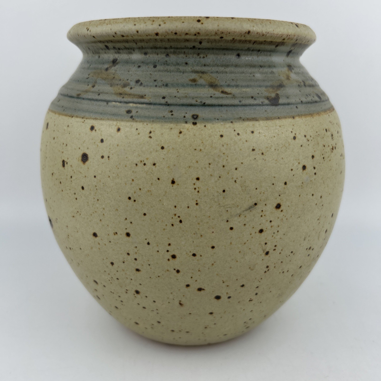 BARKING SPIDER POTTERY 7.5″ Vase Urn Speckled Blue Accent North Carolina