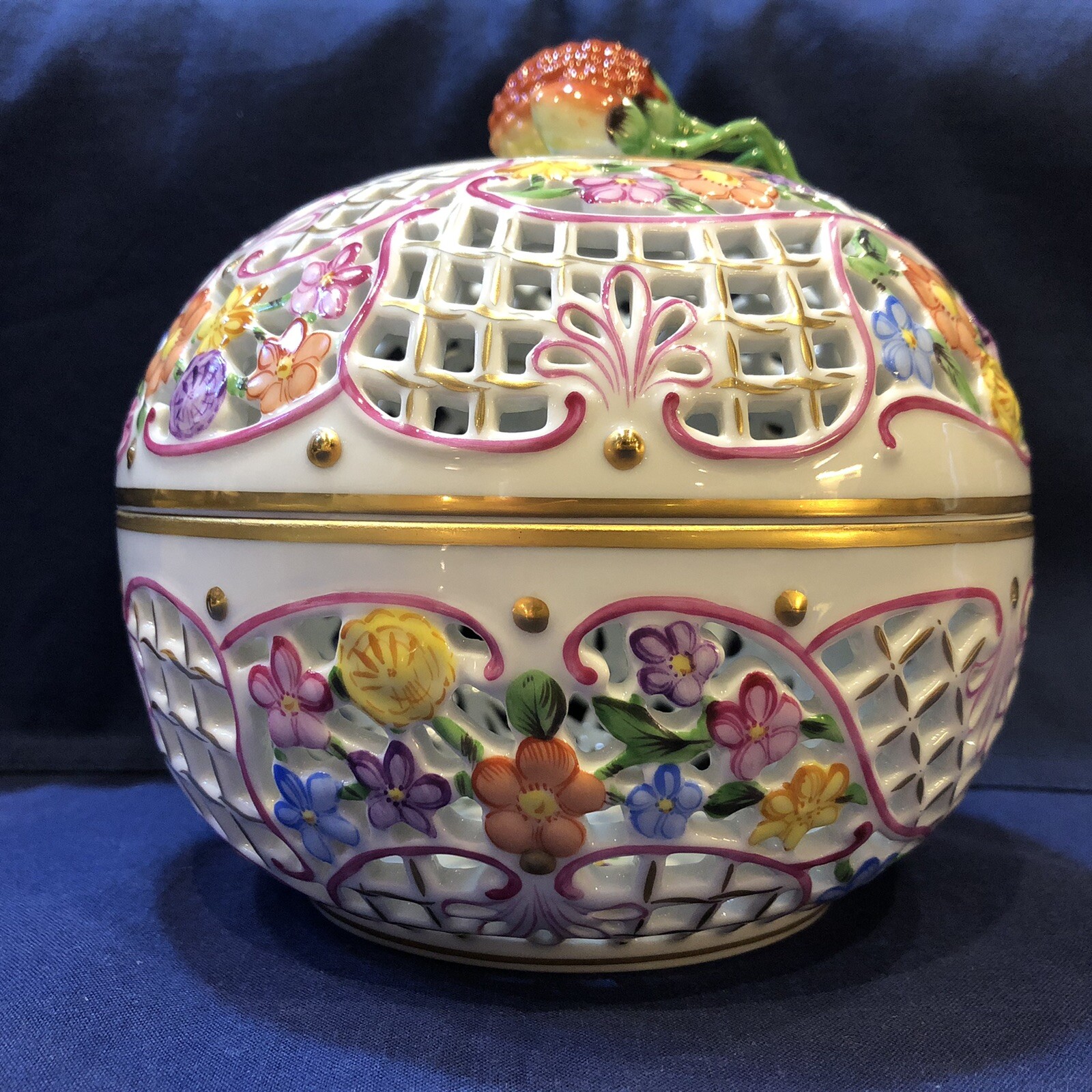 Herend Large 6212 Reticulated / Openwork Pierced Ball Potpourri Bonbon Box 6”