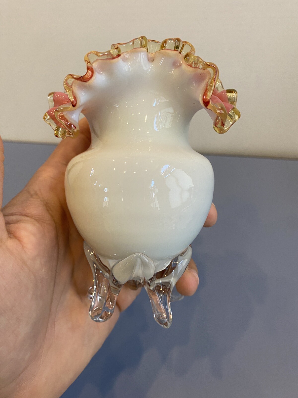 ANTIQUE VICTORIAN Pink & White Glass Amber Ruffled Rim Vase W/Clear Base 4.75″H