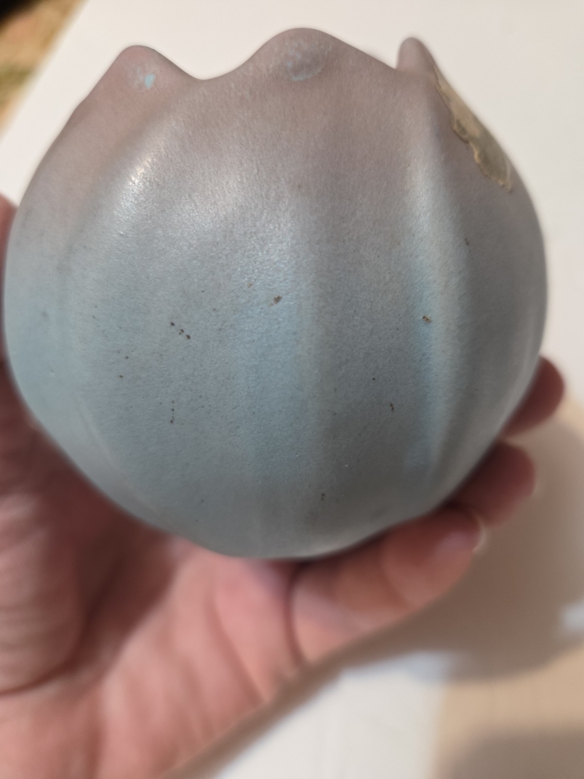 Excellent 3″ Rosemeade Pottery Rose Bowl/Vase In Matte With Blue/Pink In Color!