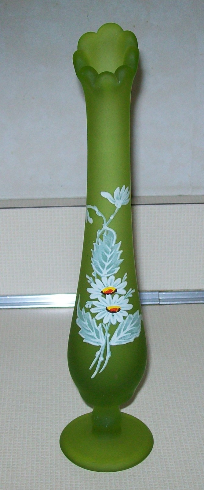 Vtg Westmoreland Glass Green Satin Footed Swung Bud Vase Daisy Decoration 10 3/4
