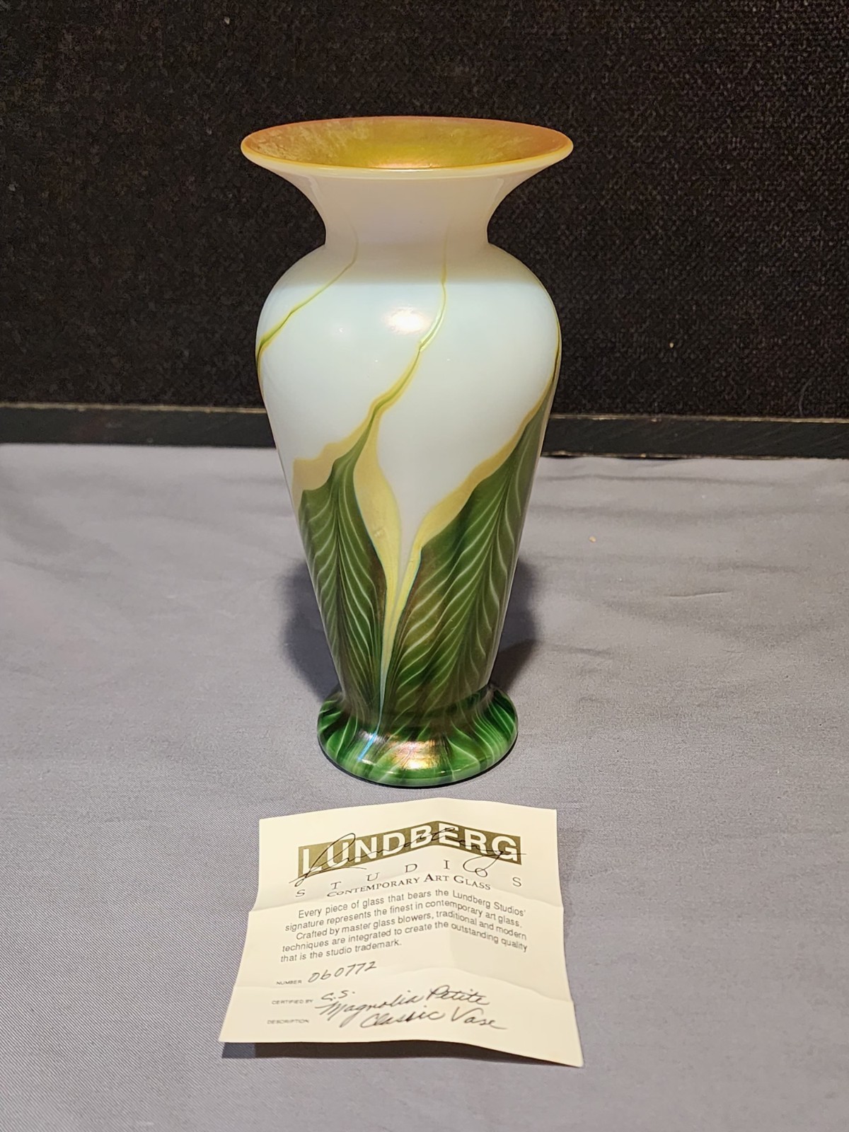 2000 Lundberg Studios Magnolia Petite Green Gold Aurene Vase 7 3/8″