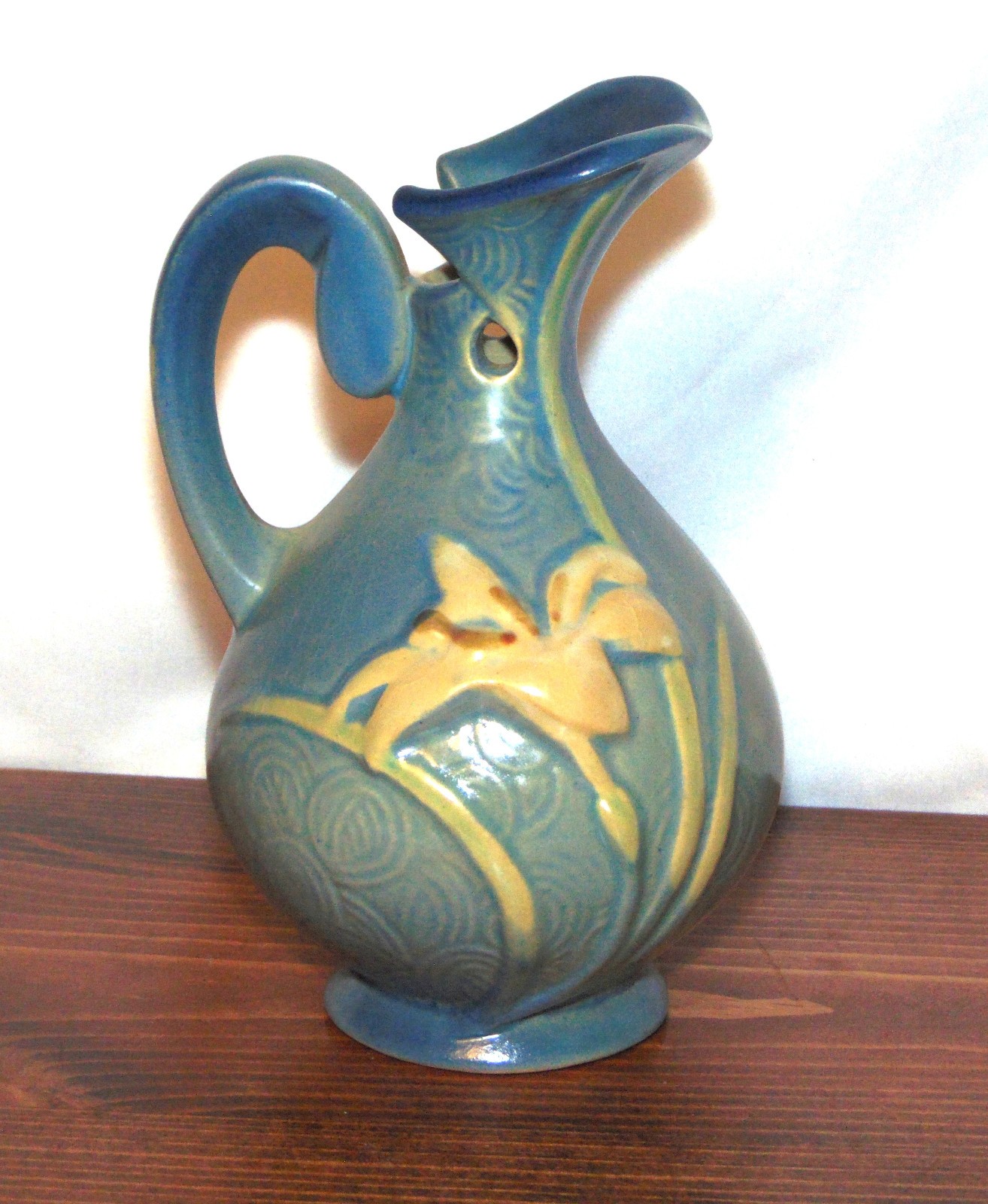 Vintage Roseville Pottery #22 Blue ZEPHYR LILY 6″ Ewer – 42126