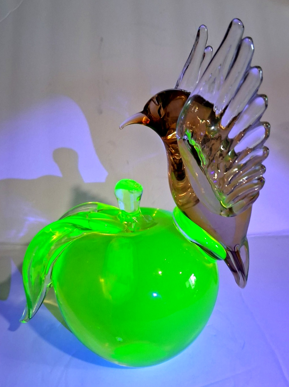 Murano Uranium Vaseline Glass Large Apple and Hummingbird LIVIO SEGUSO ? 8.5″