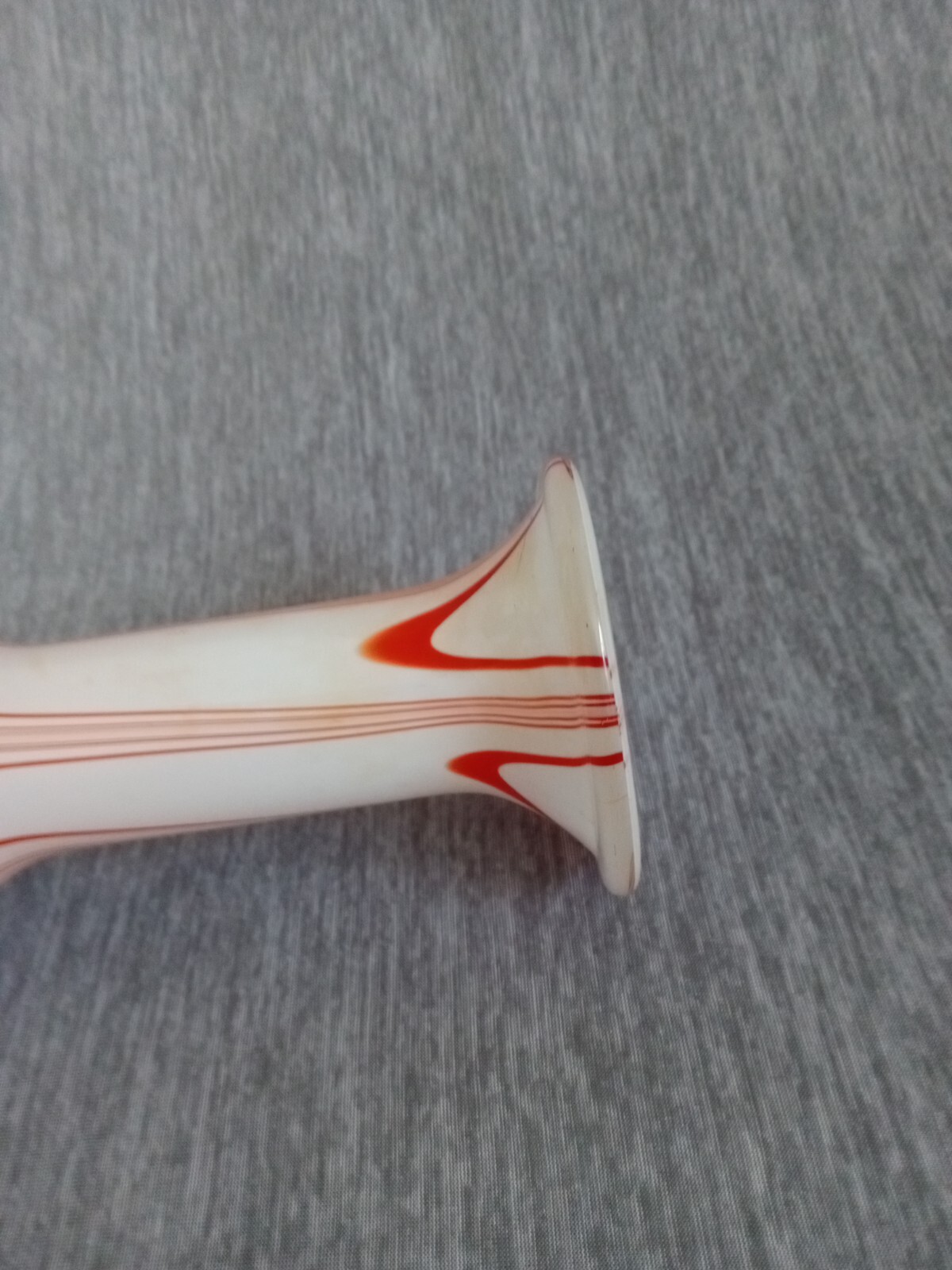 HAND BLOWN WHITE ORANGE / RED SWIRL VASE 8 3/4 IN TALL GOOD CONDITION