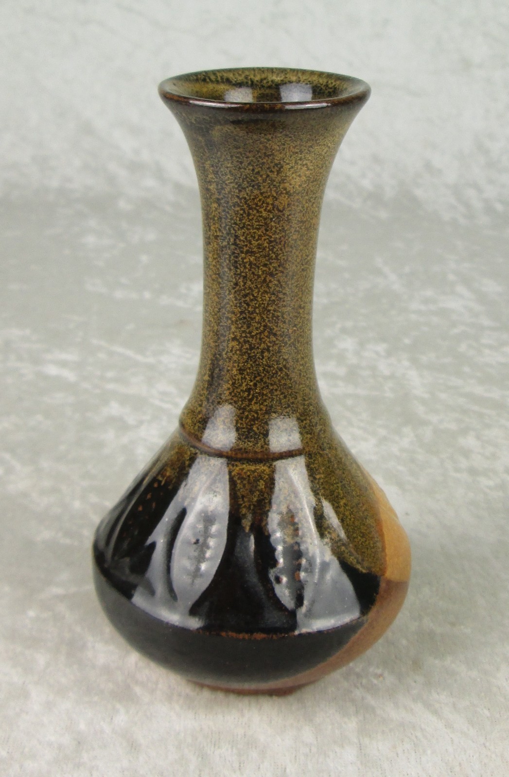 Pottery Craft Overlapping Circles Bud Vase Leaf Design 5-1/2 in Tall 3-1/8 Dia