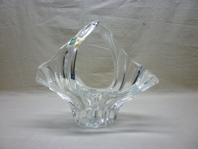 AVITRA 24% LEAD CRYSTAL BASKET 9-1/2″ TALL MADE IN POLAND