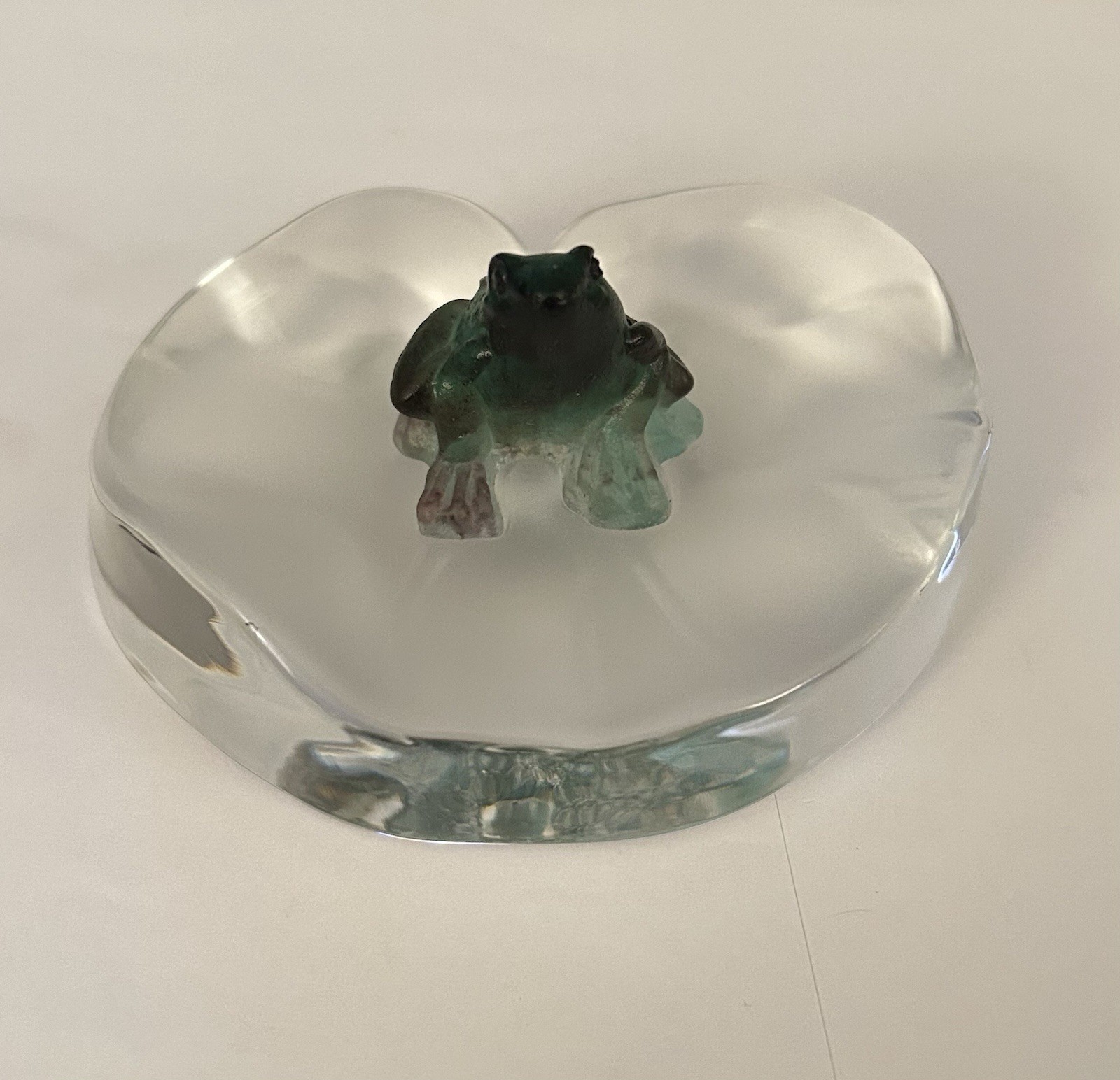Daum France Pate de Verre Frog On Lily Pad Signed 3″ X 4″ X 1″ Perfect