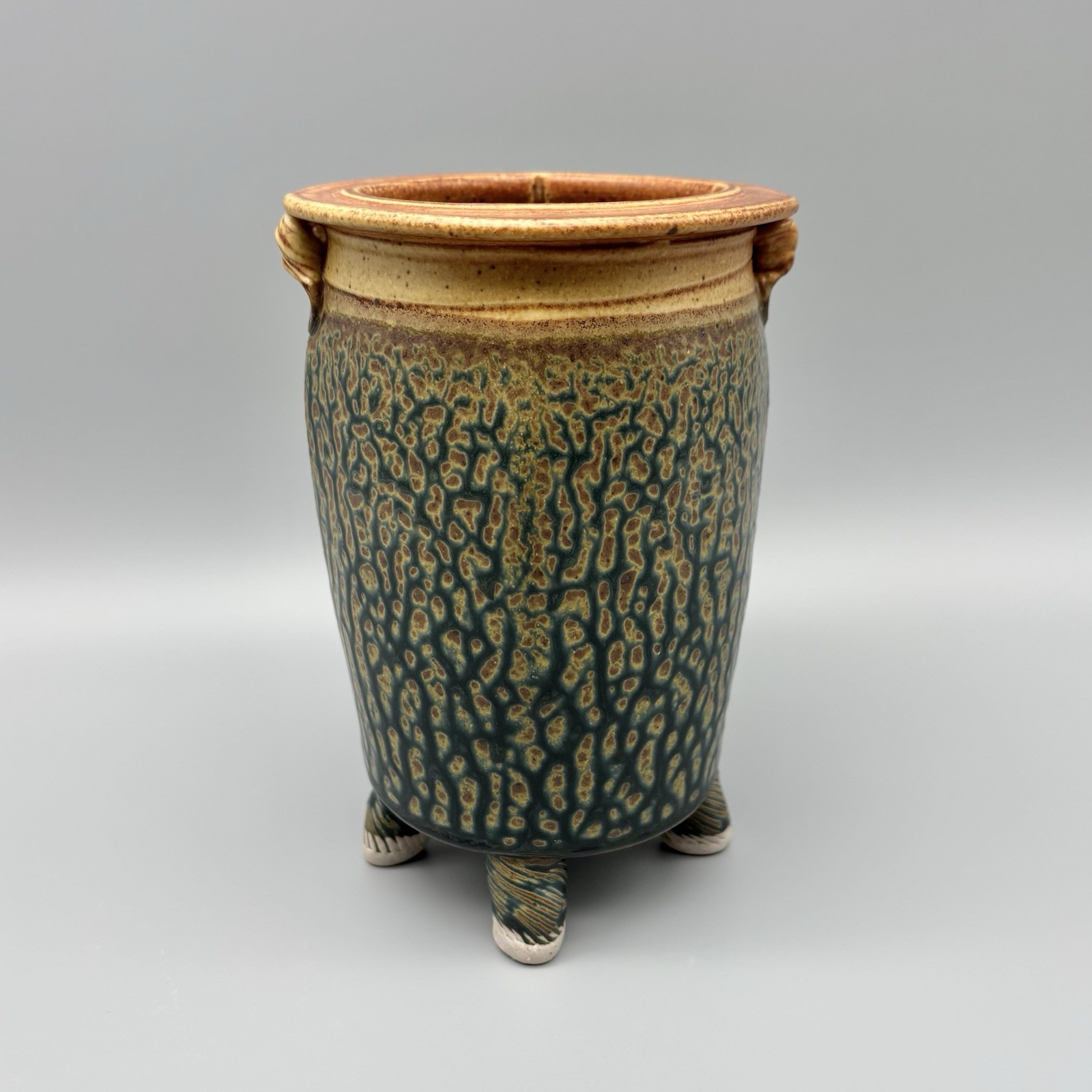 Royce Yoder Pottery Tan Ash Glaze Four-Footed 6.75″ Vase w/ Handles Experimental