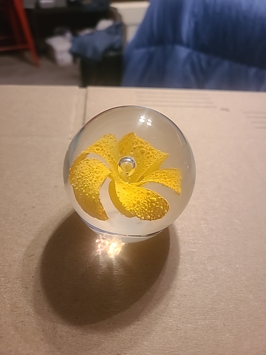 Vintage Glass Daffodil Paper Weight U258/25