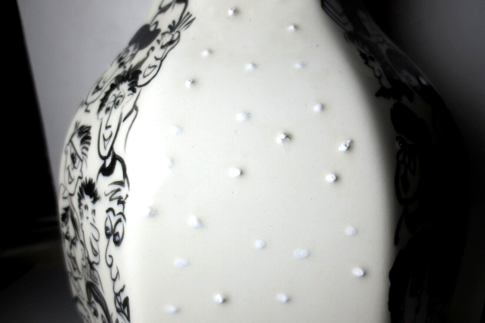RARE! KANDIS SPECTOR “CARTOON FACES” HAND PAINTED SPECKLED GLAZED PORCELAIN VASE
