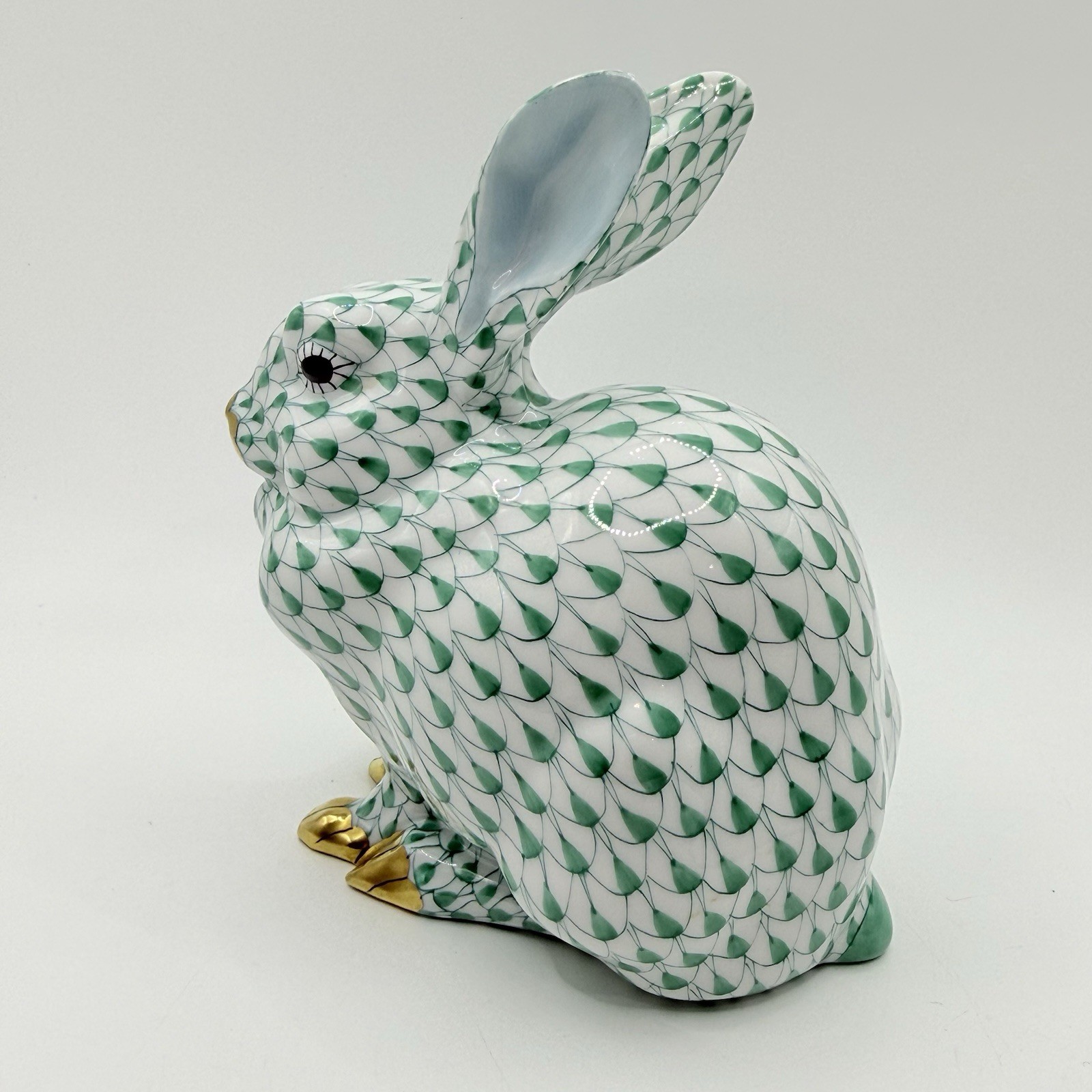Herend Figurine – Bunny / Rabbit Sitting 15305 – Green Fishnet Excellent Cond