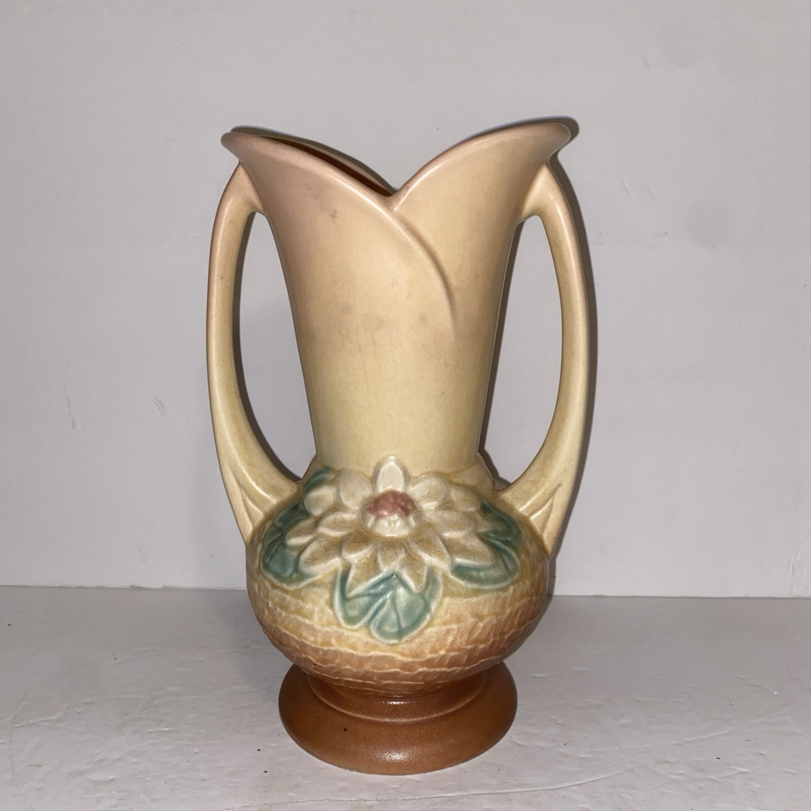 Vintage Hull Art Pottery 1948 WATER LILY Hull USA L-10-9 1/2″ Large Flower Vase