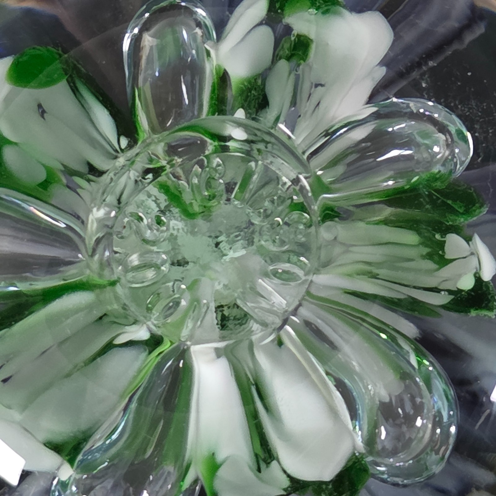 Gibson Glass Studio Floral Paperweight 2001 Green White Controlled Bubble Art