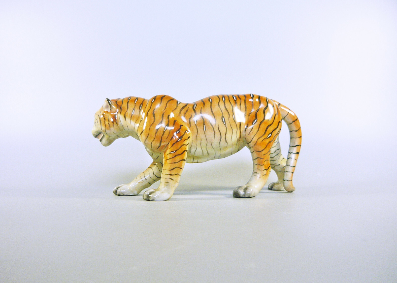 HEREND, TIGER BIG CAT ON THE HUNT 8″, HANDPAINTED PORCELAIN FIGURINE ! (B013)