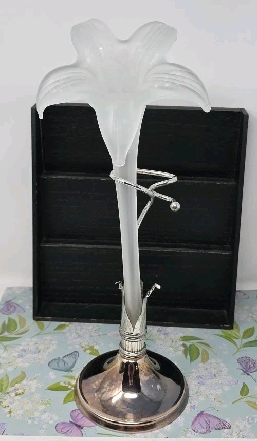 Vtg Oneida Amaryllis Frosted Lily Blown Glass Bud Vase w Silver Plate Base 15″
