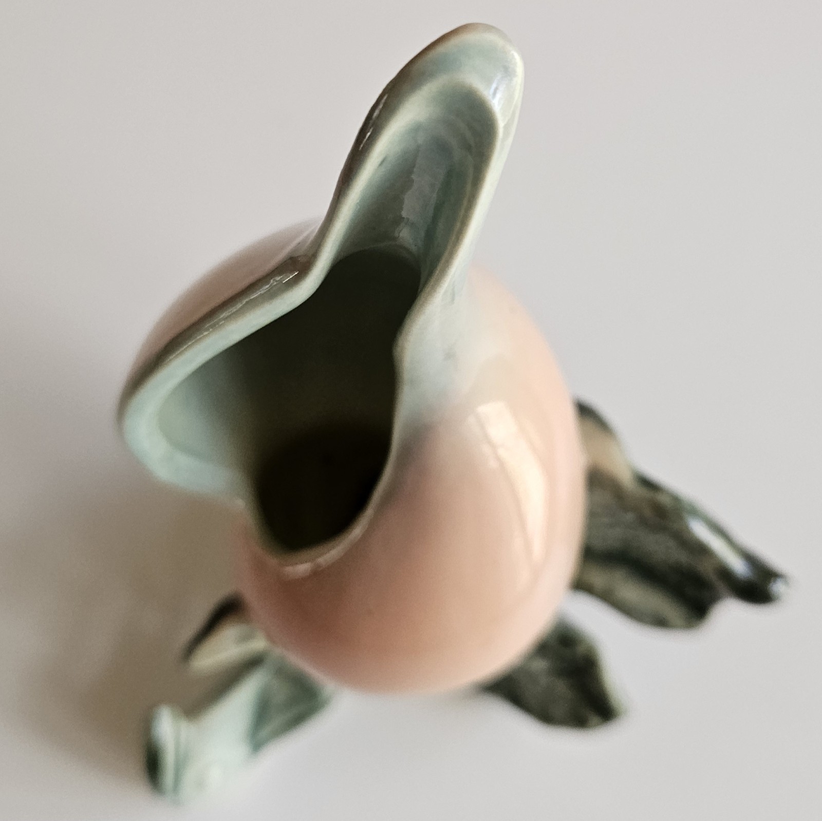 Mid-Century Modern Hull Pottery Ebb Tide Conch Shell Bud Vase – Peach & Green 7″