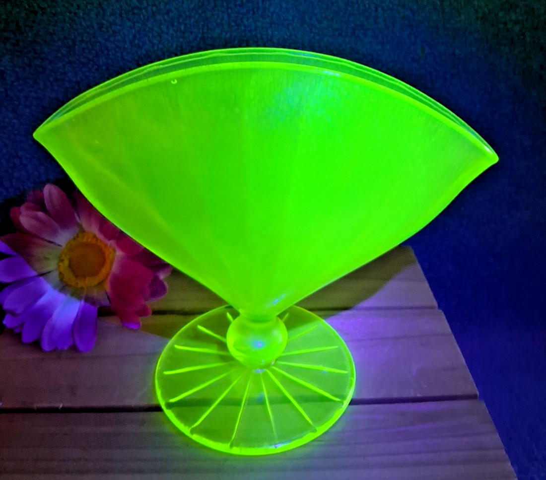ANTIQUE FENTON VASELINE TOPAZ STRETCH GLASS FAN VASE **STUNNING GLOW**