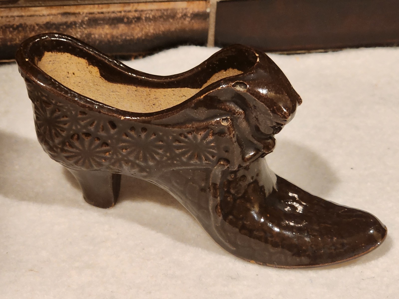 Antique Rockingham Yellowware Daisy Button Cat Shoe Slipper Rare Novelty Pottery