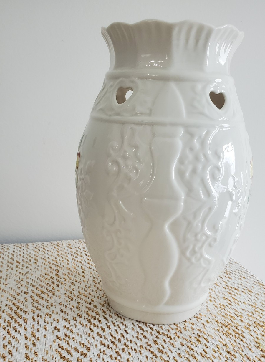 ROMANTIC ROSE “BELLEEK” POTTERY PORCELAIN HURRICANE LAMP 2001 GGREAT FIND!