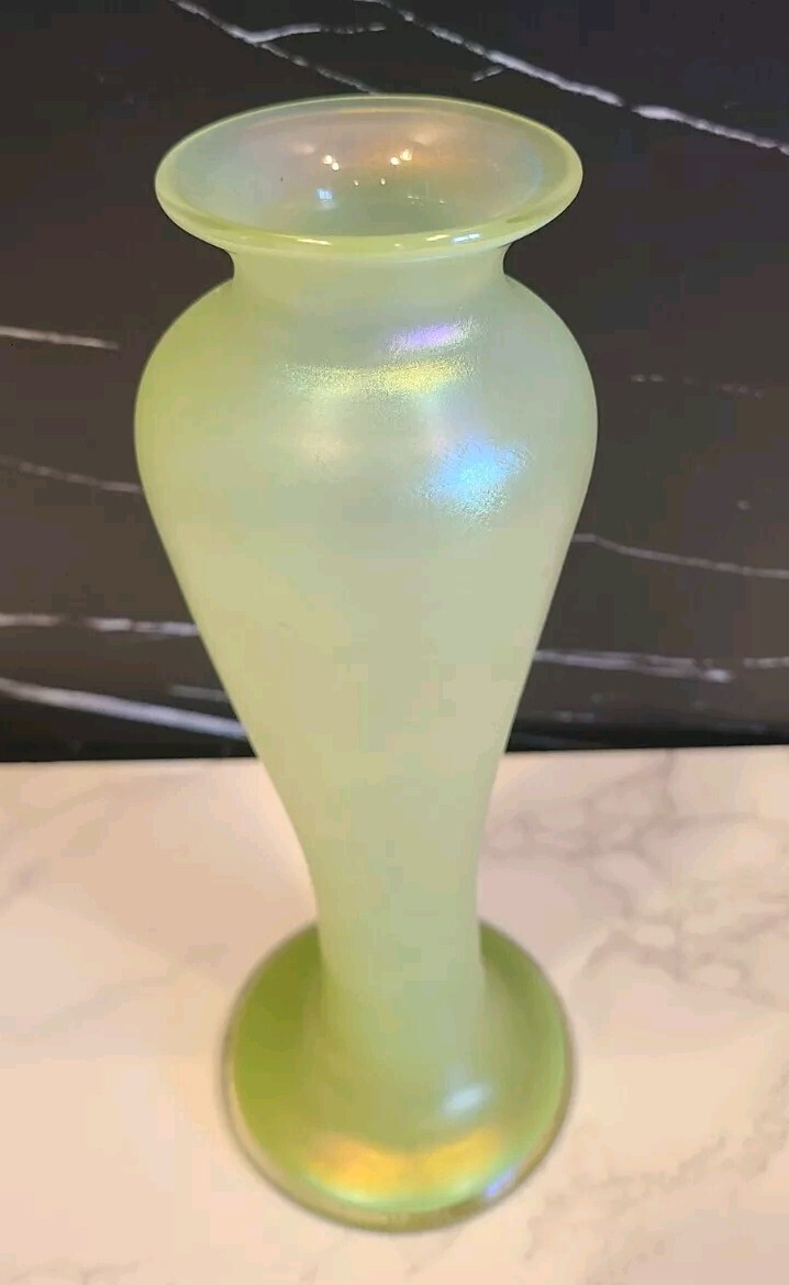 ZELLIQUE Green Iridescent Studio Art Glass Signed Vase 2001 8.5″ x 3.25″ EUC