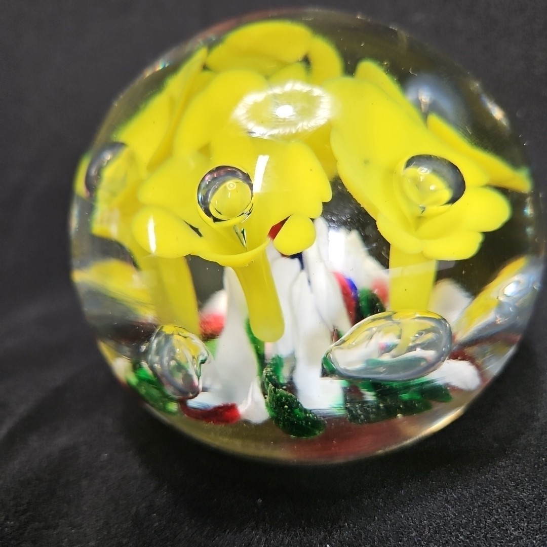 Vintage Art Glass Paperweight Spring Flower Calla Lily Controlled Bubble 3.25”