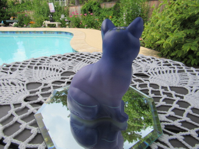 FENTON ART GLASS 2020 FGS “ONE DAY AT A TIME” SITTING CAT FIGURINE LE #10/50