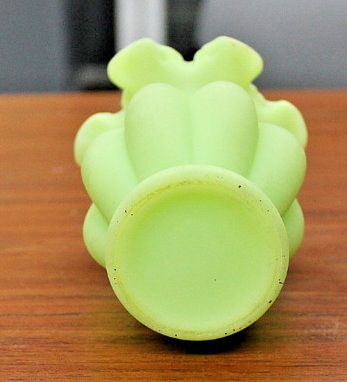 VTG Small UV REACTIVE FENTON Green Opalescent Art Glass Vase 5.5″ Tall