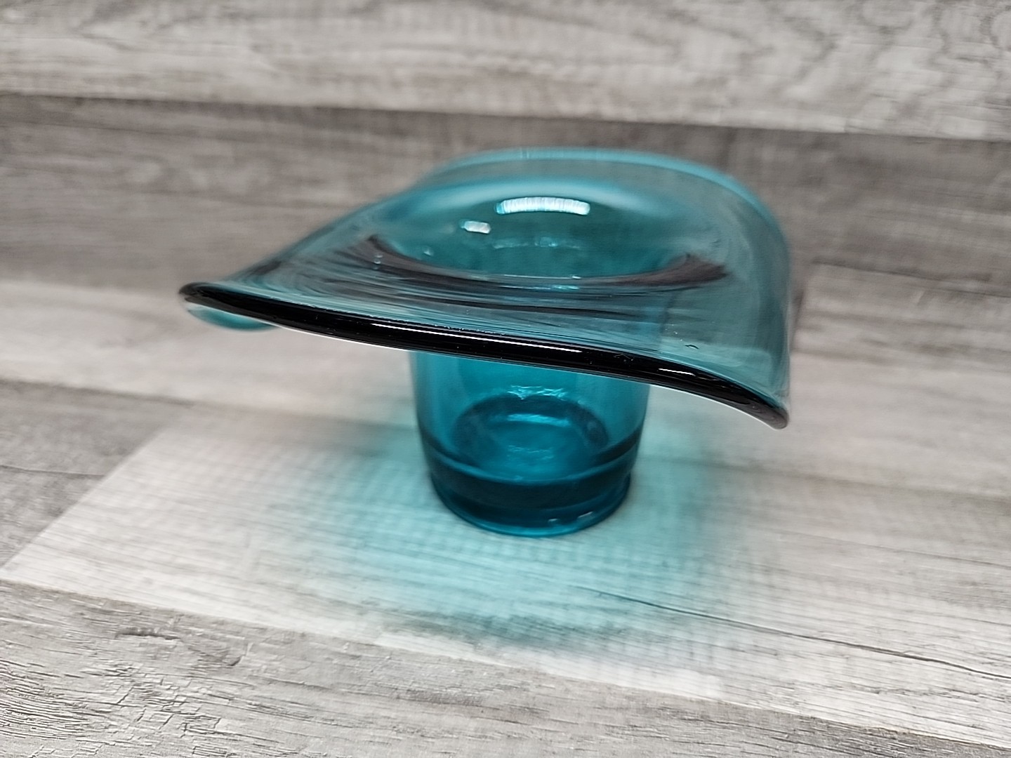 L.E. Smith Art Glass Hand Blown Teal Blue Glass Top Hat Vase 7-1/2″ W x 3-3/4″ H
