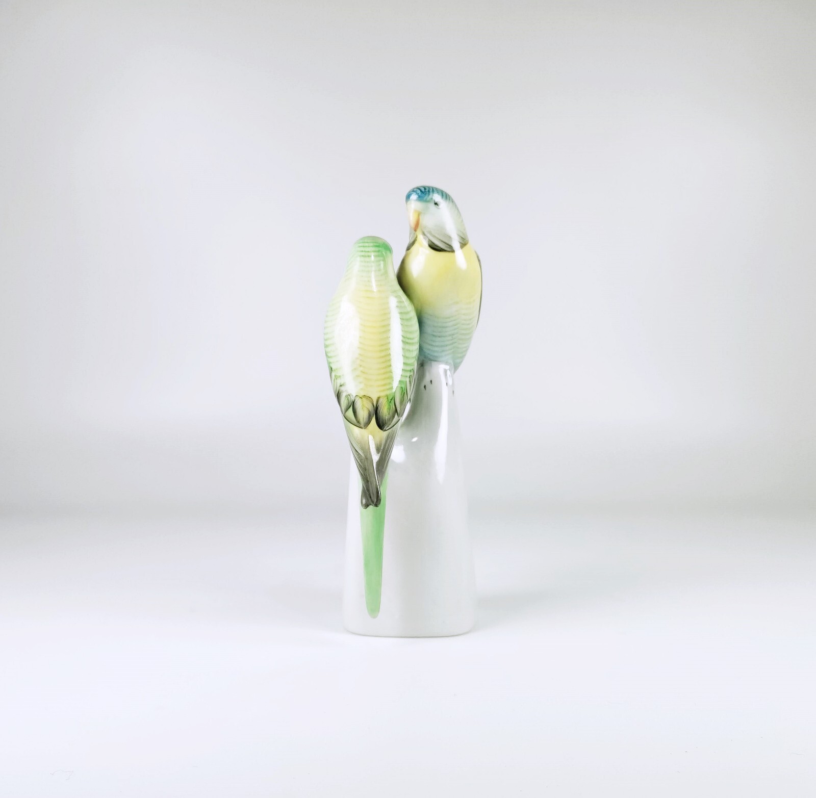 HOLLÓHÁZA, A PAIR OF BUDGERIGAR BIRDS, HANDPAINTED PORCELAIN FIGURINE ! (D017)