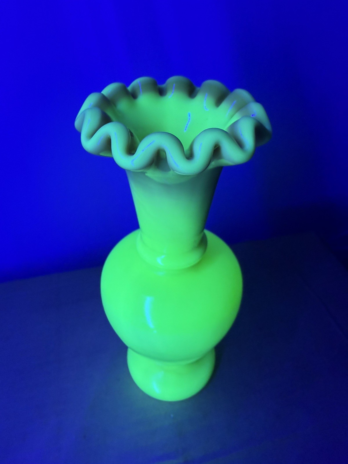 Vtg Fenton Glossy Burmese Vase Custard Pink Glass Uranium Vaseline Glow 6.25” T