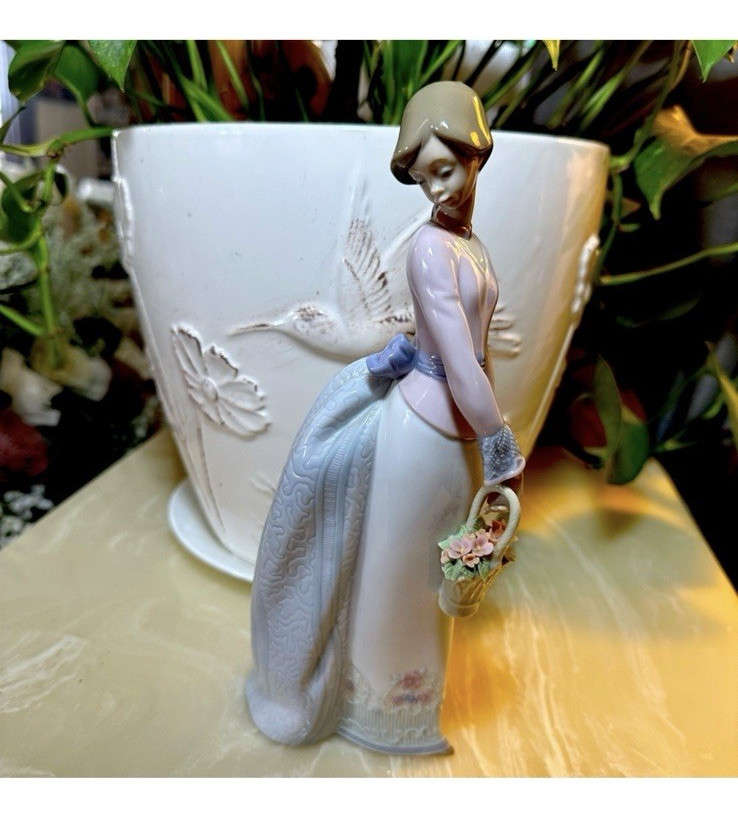 Lladró Porcelain Lady Figurine w/ Flower Basket Floral Glossy MPN 1622