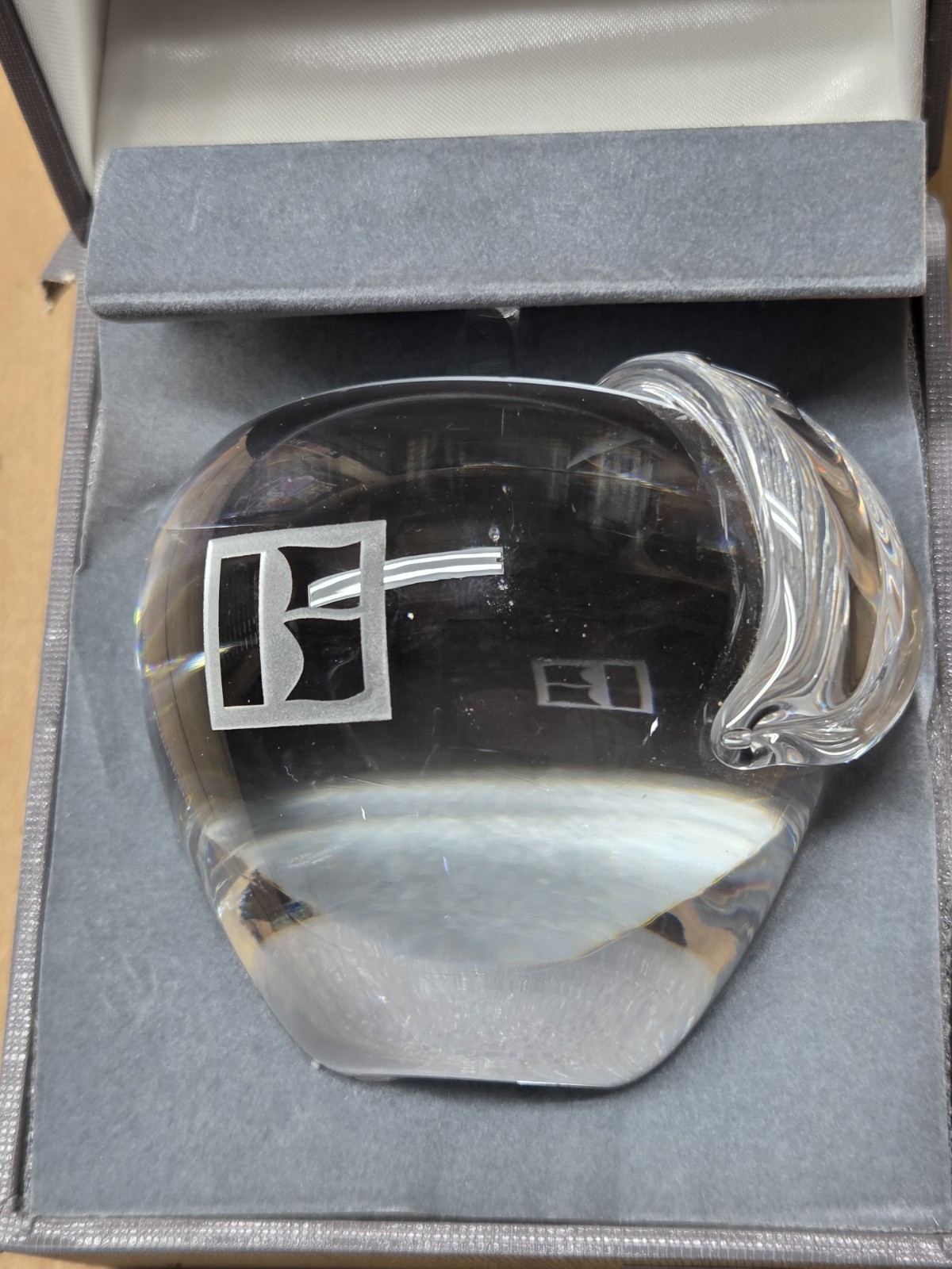 Crystal Clear Glass Apple Paperweight 1 lb 6 oz Figurine Sculpture