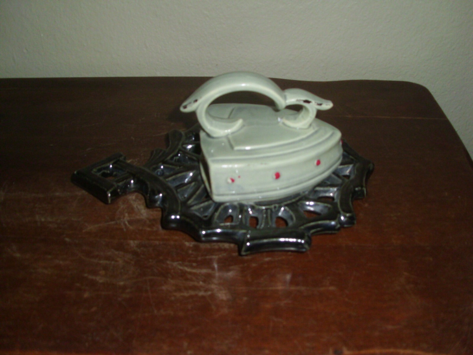Vintage McCoy Pottery Flat Iron Trivet Wall Pocket Grey Black