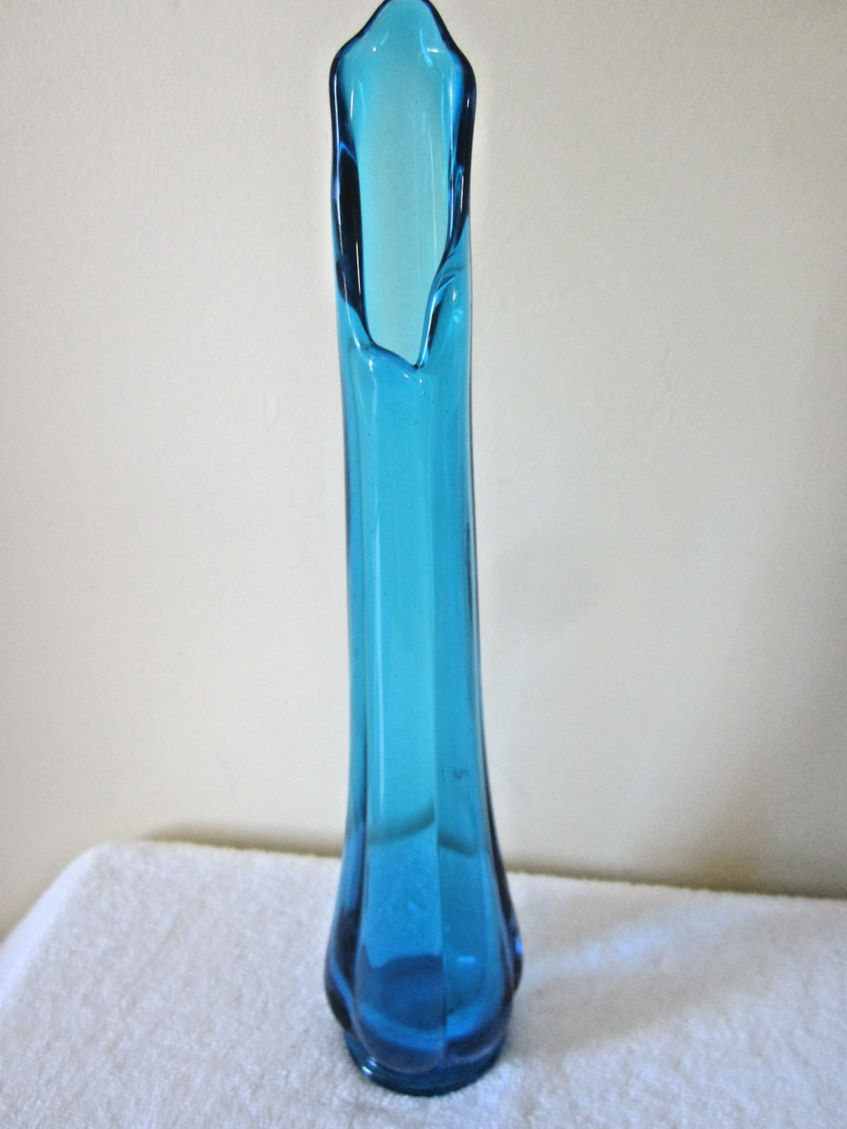 Vintage L.E. Smith 11 3/4″ Swung Glass 6 Panel Ribbed Peacock Blue Vase MCM