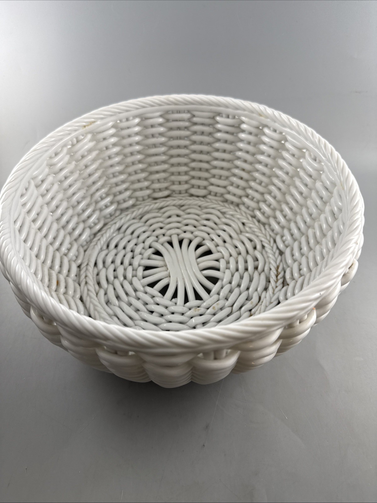 White Woven Twisted Woven Lattice Round 9” Bowl Pristine Condition!