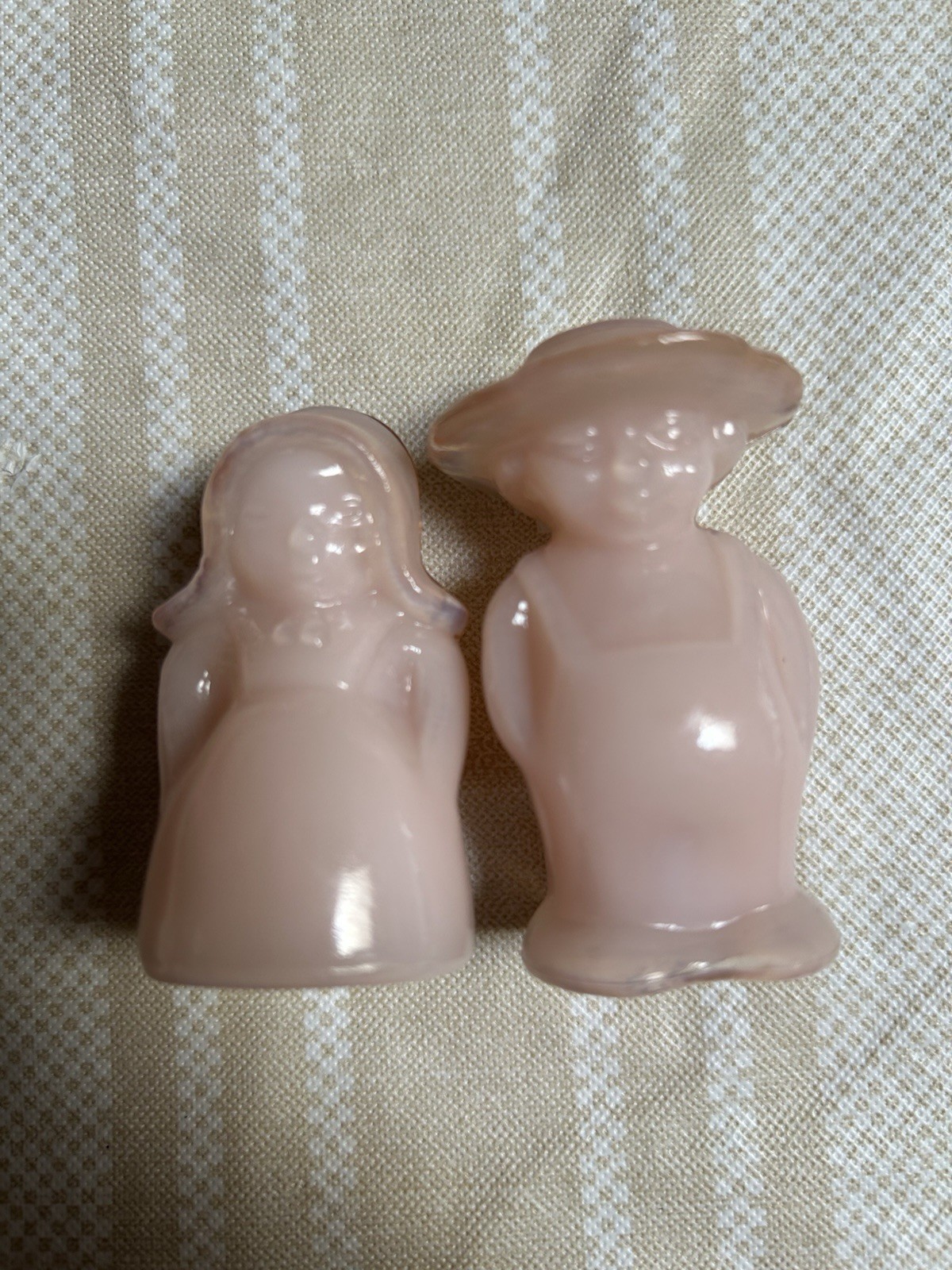 Boyd Art Glass Eli & Sarah Amish Country Figurines 1999 Rosie Pink Set